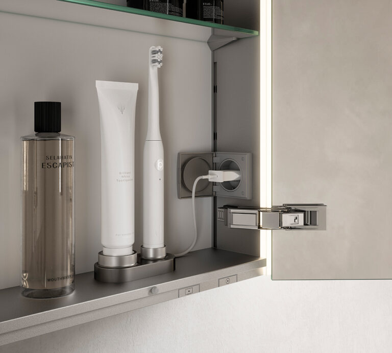 2232_KEU_Somaris_Cont02_2023_0322_2T_800mm_interior_steckdose_weiss